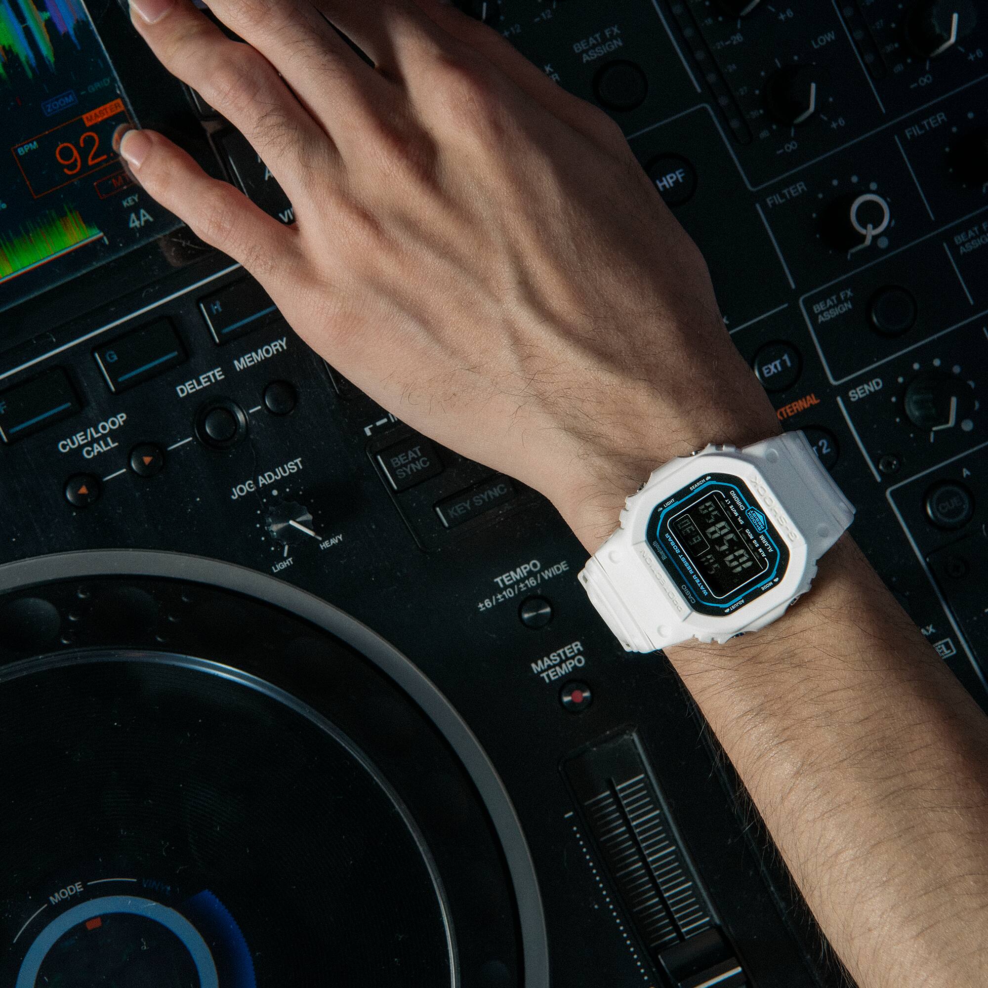Casio - DW-B5600SF-7DR