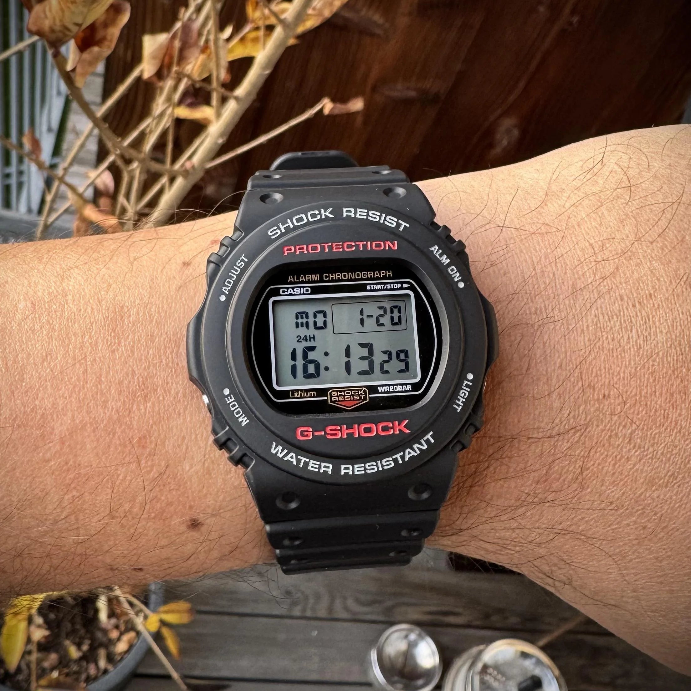 Casio - DW-5750UE-1DR